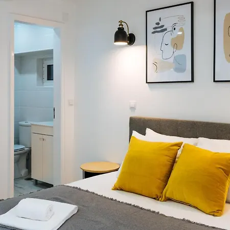 Cozy & Small Studio In The Center-3